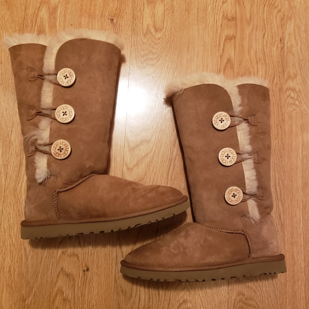 UGG Tall Bailey Triple Button Boots Size 7 Chestnut tan brown triplet buttons